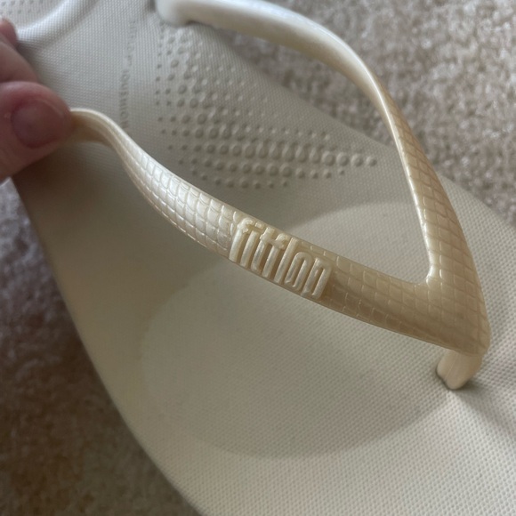 Fitflop creamy-gold comfort flip flops. Women size 9. - Picture 4 of 9